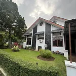 Villa Bougenville 2, Jalan Raya Kota Bunga