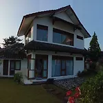 Villa Bougenville 2, Jalan Raya Kota Bunga