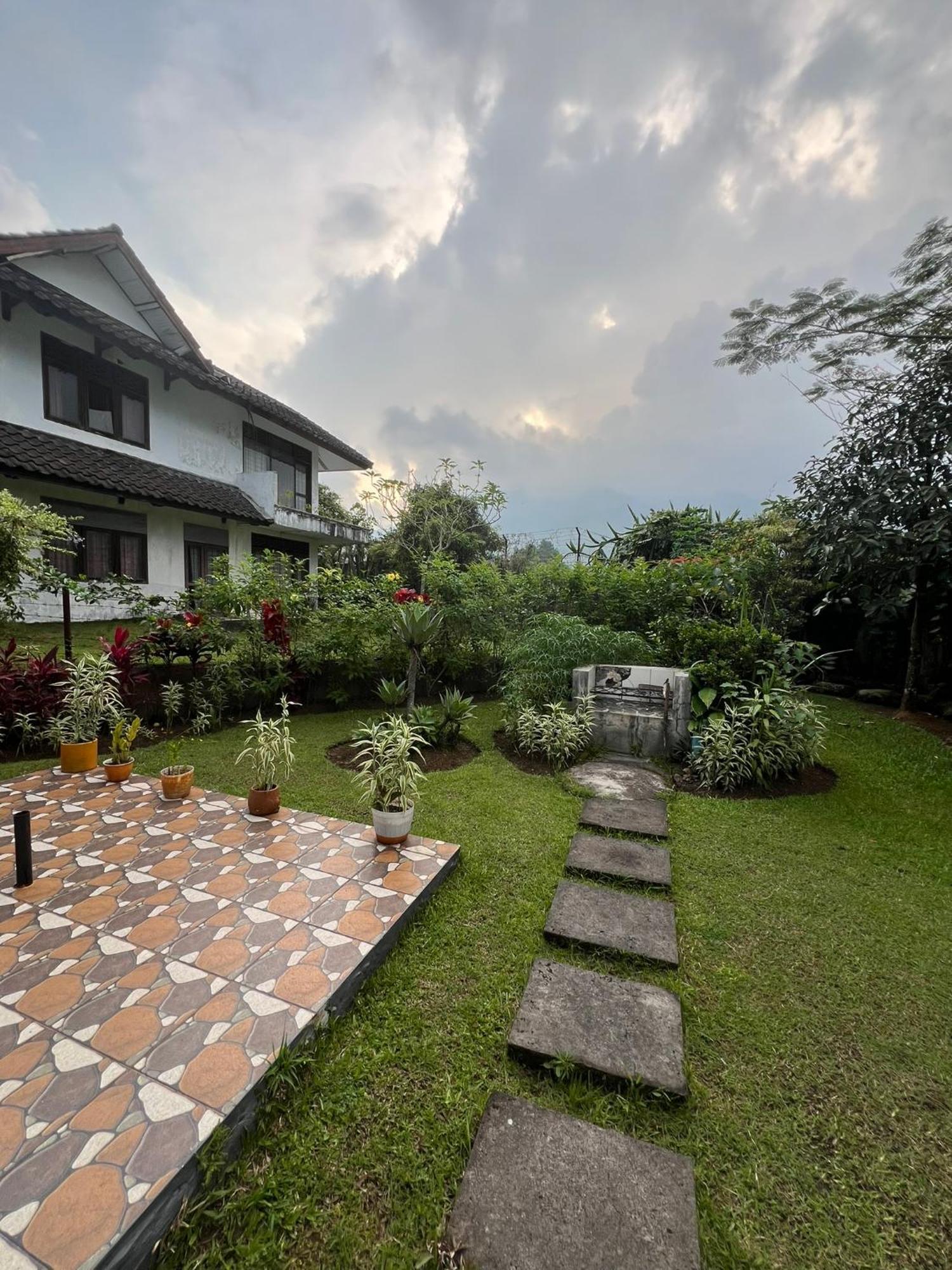 Bougenville 2, Jalan Raya Kota Bunga Puncak