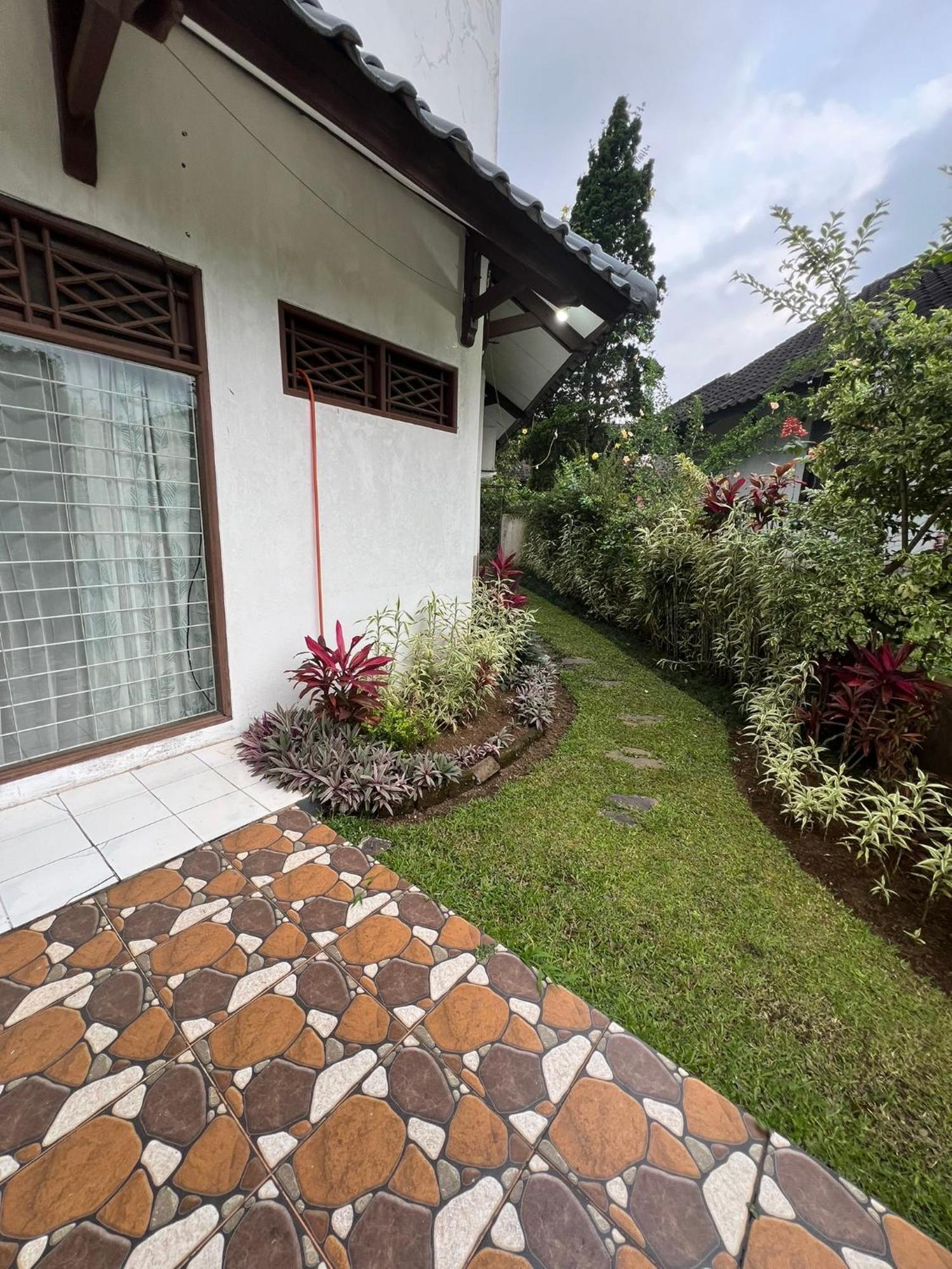 Bougenville 2, Jalan Raya Kota Bunga Villa Puncak
