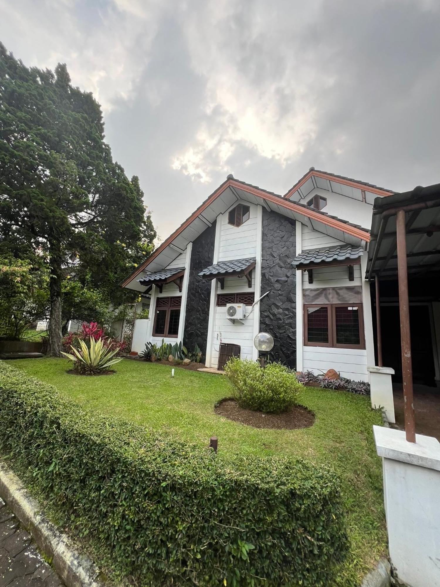 Bougenville 2, Jalan Raya Kota Bunga Villa Puncak
