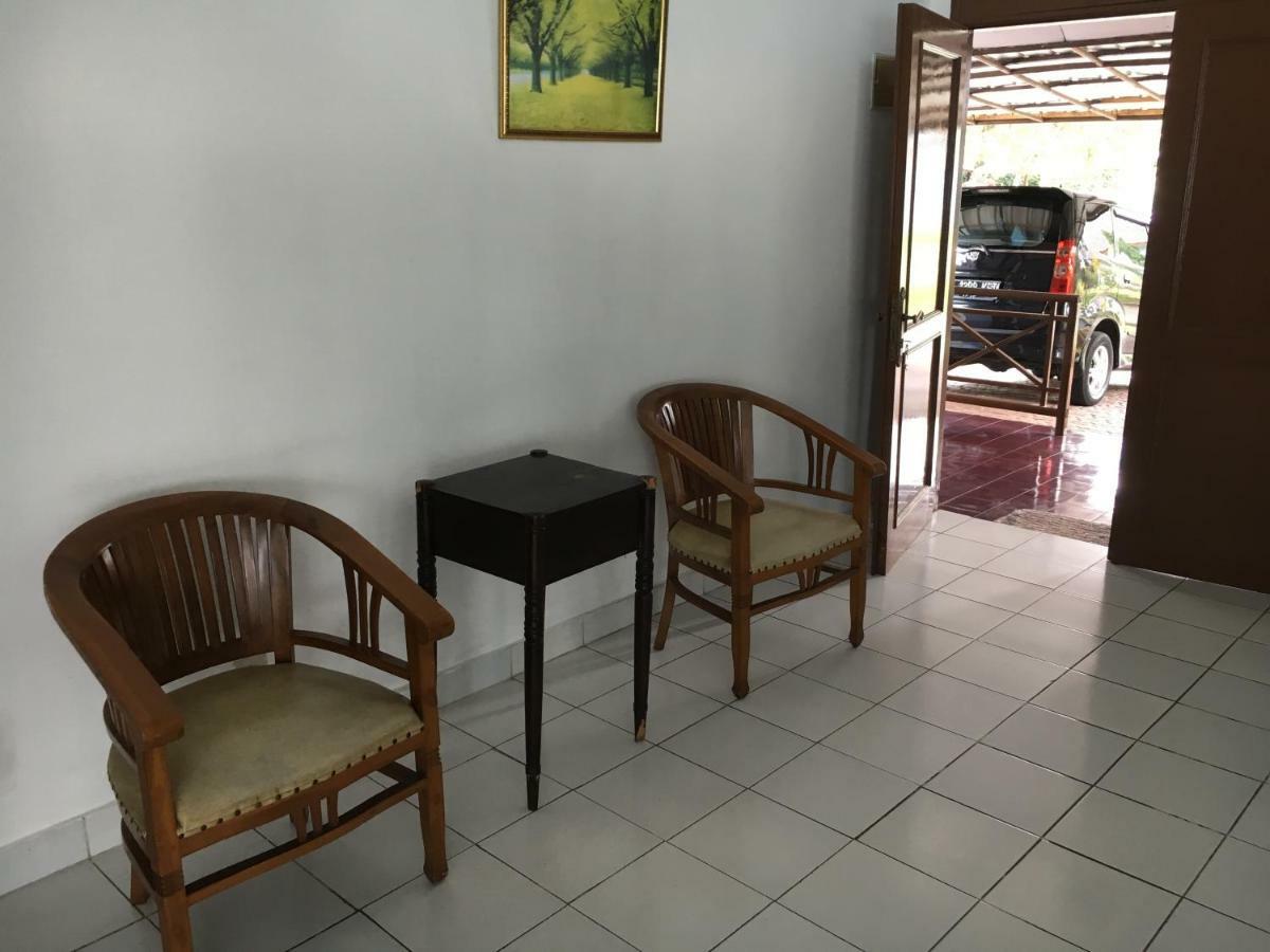Villa Bougenville 2, Jalan Raya Kota Bunga *
