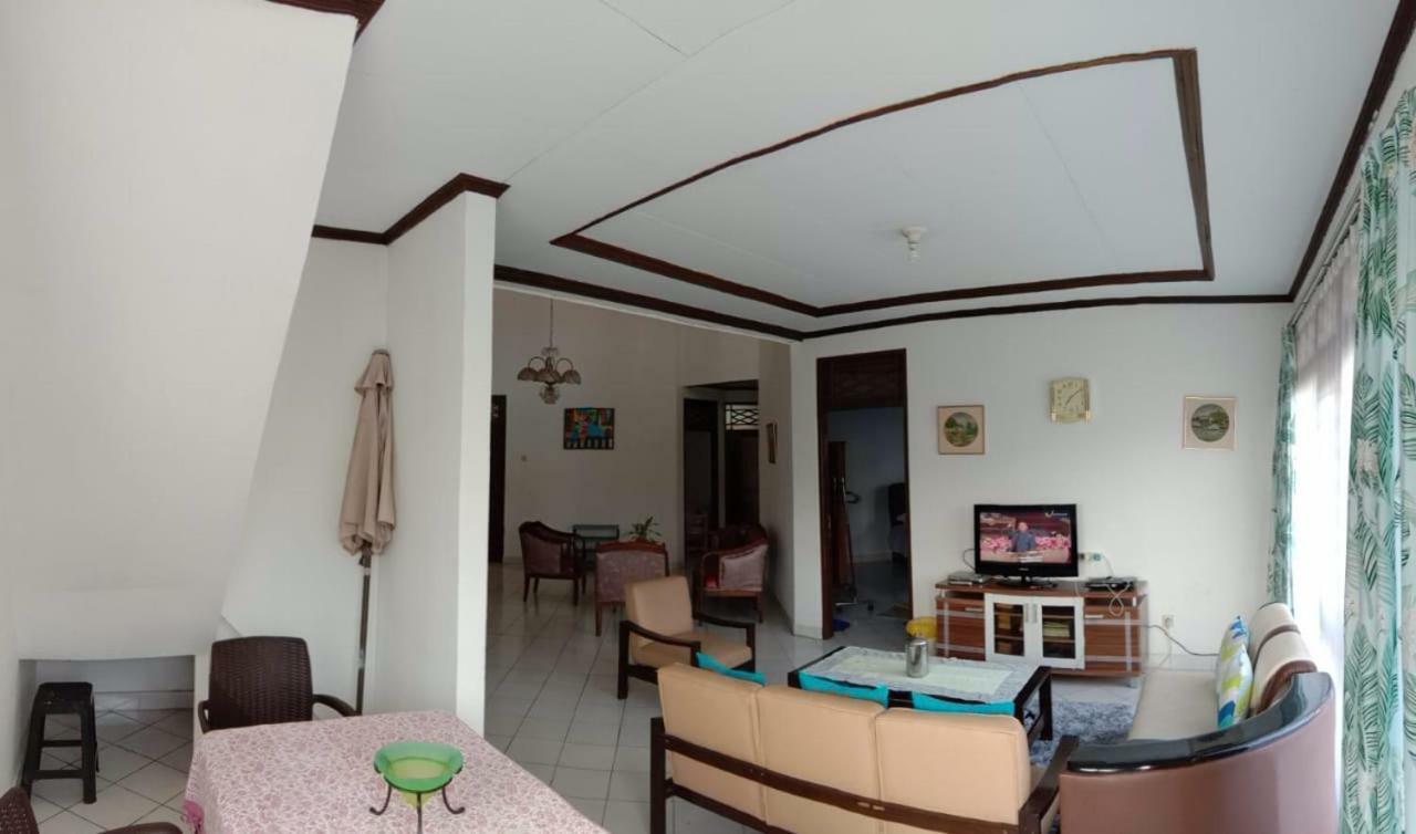 Villa Bougenville 2, Jalan Raya Kota Bunga Puncak