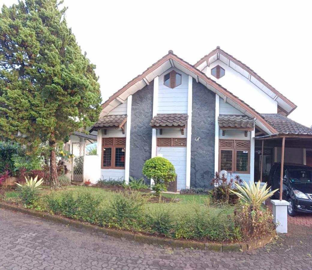 Bougenville 2, Jalan Raya Kota Bunga * Puncak