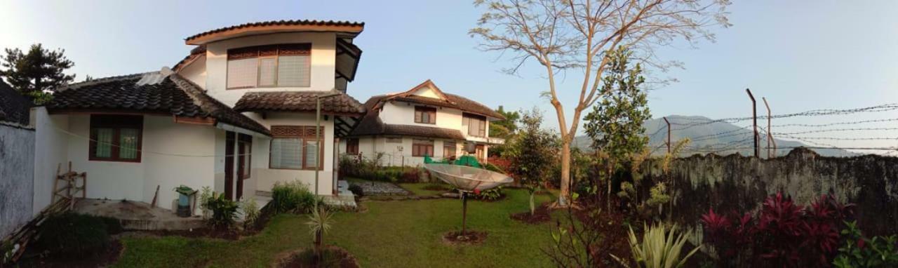Bougenville 2, Jalan Raya Kota Bunga Villa Puncak
