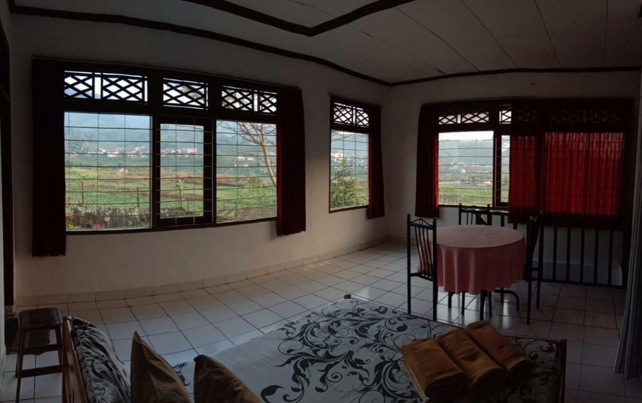 Villa Bougenville 2, Jalan Raya Kota Bunga Puncak