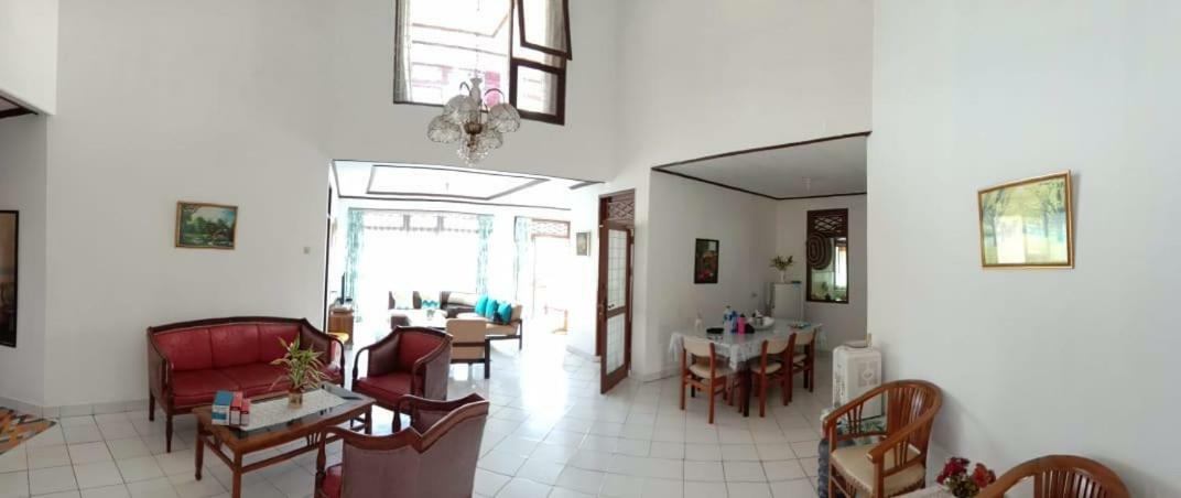 Bougenville 2, Jalan Raya Kota Bunga * Puncak