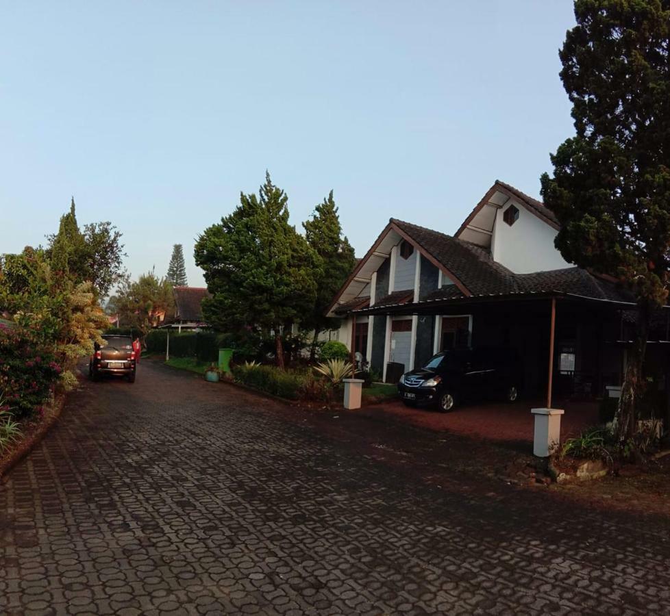 Villa Bougenville 2, Jalan Raya Kota Bunga Puncak